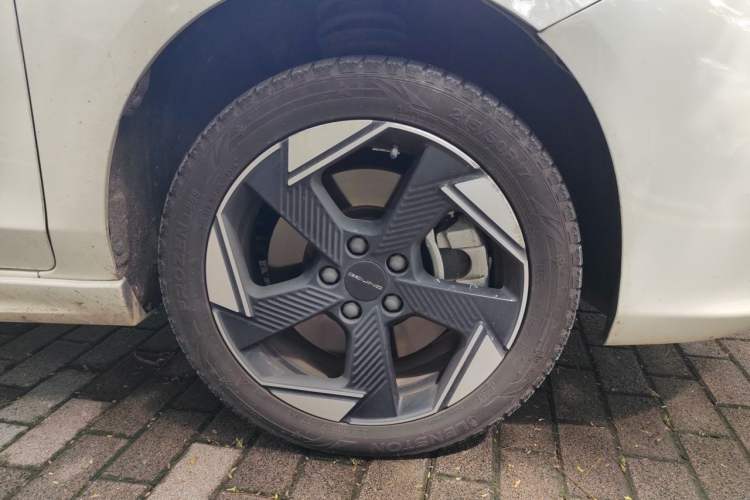 Used BAIC Beijing EU5 PLUS 2023 R600 Premium Edition Right Front Wheel Hub