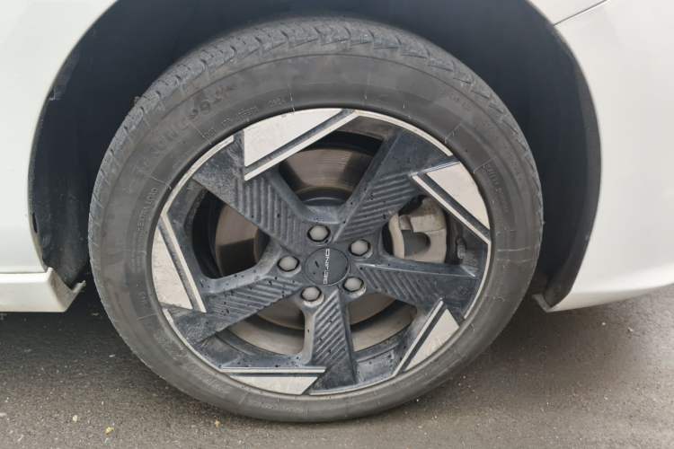 Used BAIC Beijing EU5 PLUS 2023 R500 Premium Edition Right Front Wheel Hub