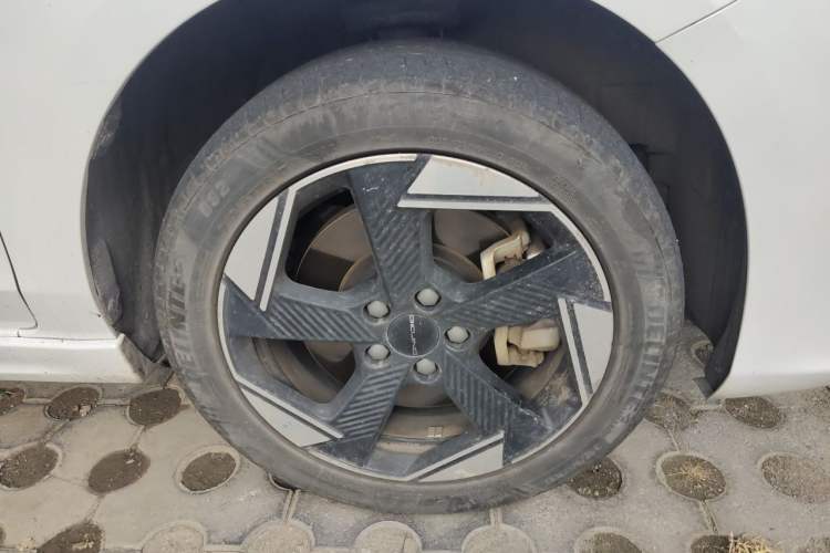 Used BAIC Beijing EU5 PLUS 2023 R500 Premium Edition Right Front Wheel Hub