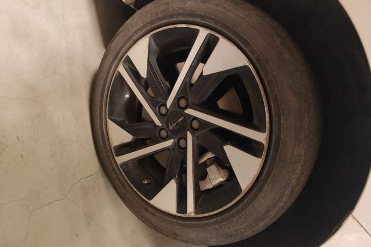 Used BAIC Beijing EU5 PLUS 2023 R600 Premium Edition Right Front Wheel Hub