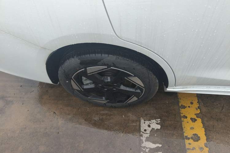 Used BAIC Beijing EU5 PLUS 2023 R600 Premium Edition Right Rear Wheel Hub