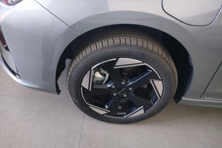 Used BAIC Beijing EU5 PLUS 2024 R600 Premium Travel Edition Left Front Wheel Hub