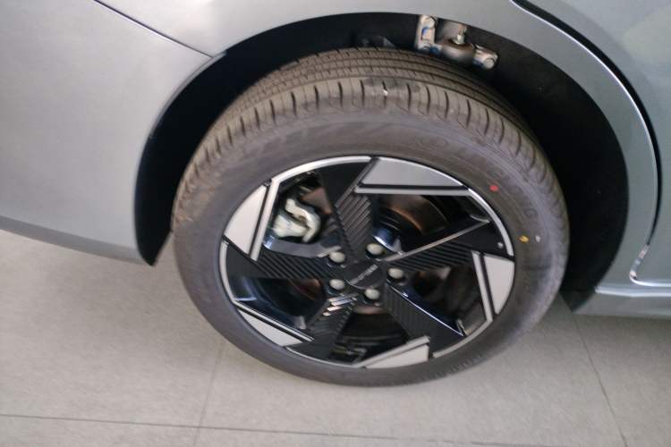 Used BAIC Beijing EU5 PLUS 2024 R600 Premium Travel Edition Right Rear Wheel Hub