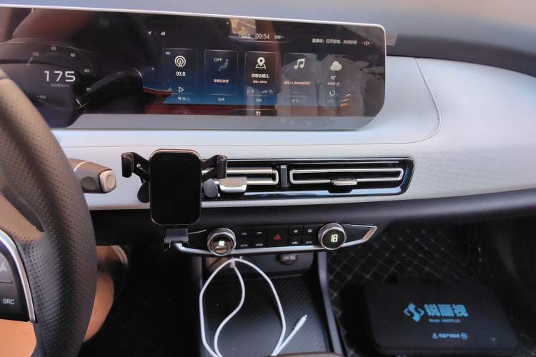 Used BAIC Beijing EU5 PLUS 2024 R600 Premium Travel Edition Audio And AC Panel