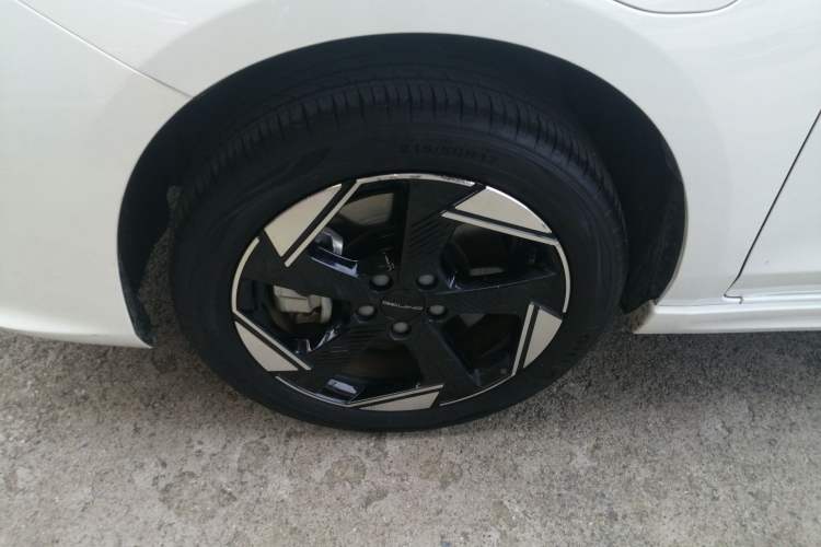 Used BAIC Beijing EU5 PLUS 2024 R600 Premium Travel Edition Left Front Wheel Hub