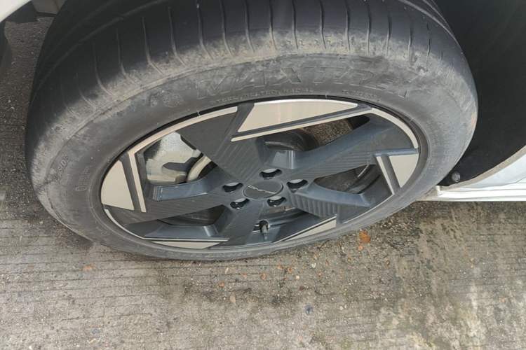 Used BAIC Beijing EU5 PLUS 2024 R500 Standard Travel Edition Left Front Wheel Hub