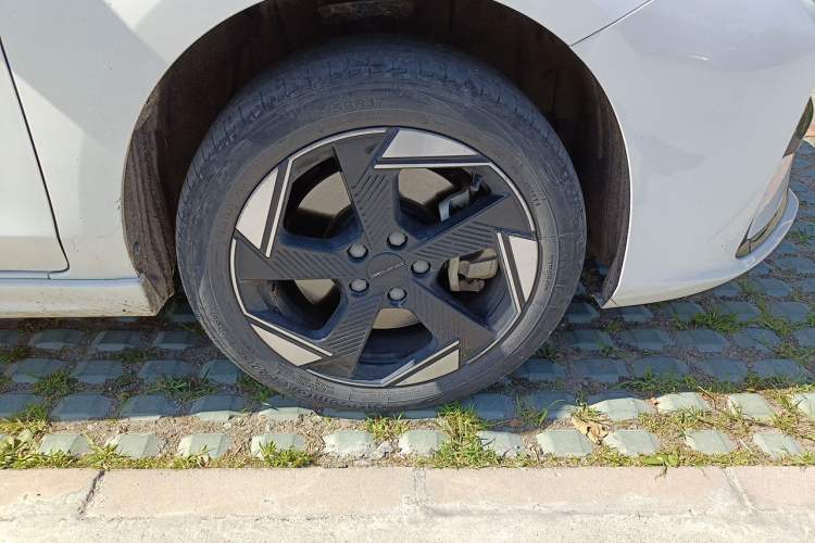 Used BAIC Beijing EU5 PLUS 2024 R600 Premium Edition Right Front Wheel Hub