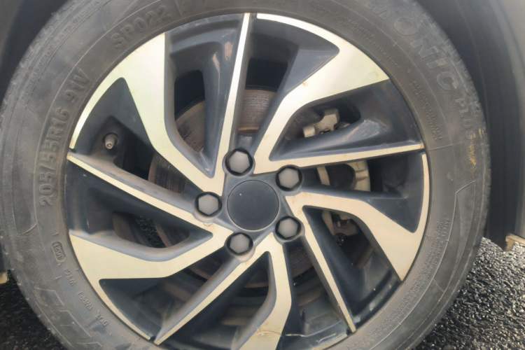 Used BAIC Beijing U5 PLUS 2021 1.5L CVT Luxury Edition Right Front Wheel Hub