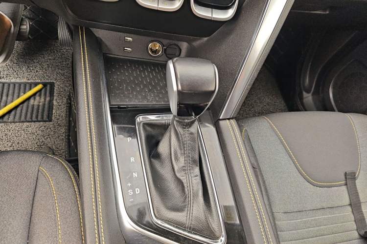 Used BAIC Beijing X3 2019 1.5T CVT Glory Edition Gear Lever