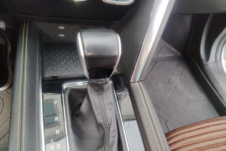 Used BAIC Beijing X3 2019 1.5T CVT Glory Edition Gear Lever