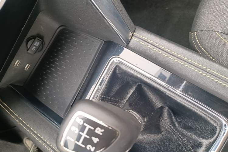 Used BAIC Beijing X3 2019 1.5L Manual Glory Edition Gear Lever