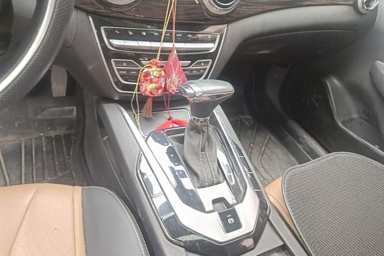 Used BAIC Changhe A6 2018 1.5L CVT Luxury Edition Gear Lever