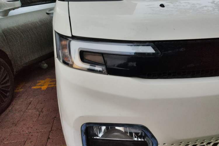 Used BAIC Changhe EV5 2019 270KM range version Right Front Headlight
