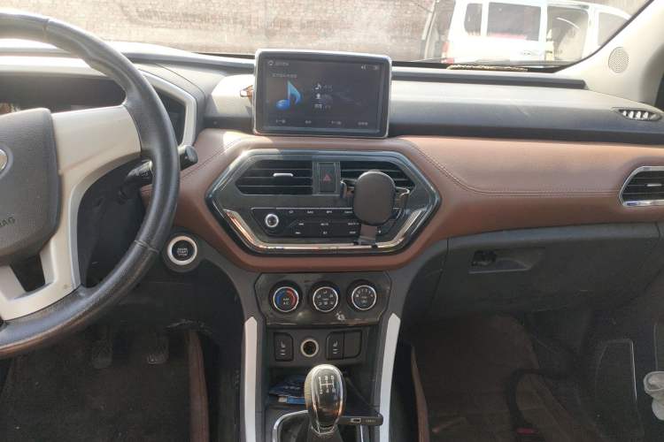 Used BAIC Changhe M70 2017 1.5L manual luxury cabin Audio And AC Panel