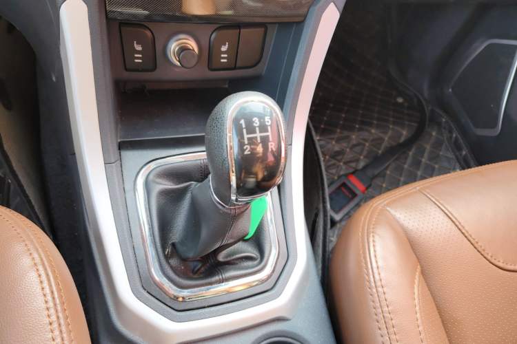 Used BAIC Changhe M70 2017 1.5L manual luxury cabin Gear Lever