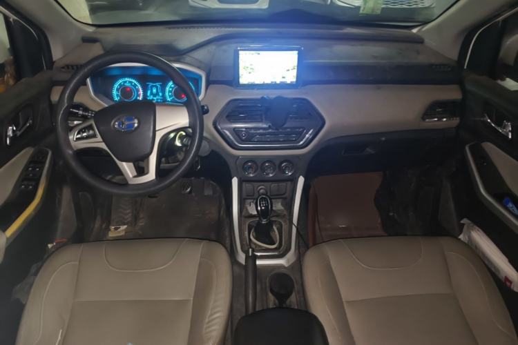 Used BAIC Changhe M70 2017 1.5L manual first-class cabin Center Console