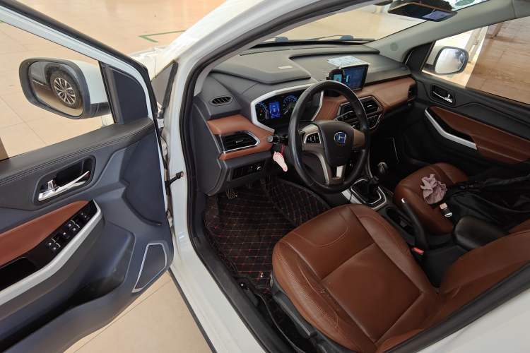 Used BAIC Changhe M70 2017 1.5L manual luxury cabin Interior 3