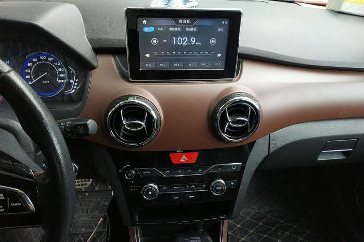 Used BAIC Changhe Q25 2016 1.5L Automatic Lehui Edition Audio And AC Panel