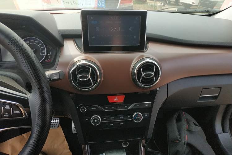 Used BAIC Changhe Q25 2016 1.5L Automatic Lehui Edition Audio And AC Panel