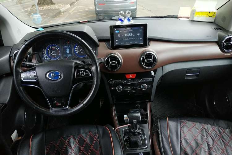 Used BAIC Changhe Q25 2016 1.5L Automatic Lehui Edition Center Console