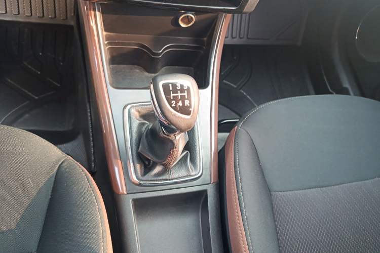 Used BAIC Changhe Q25 2016 1.5L Manual Lehui Edition Gear Lever