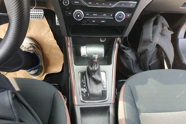 Used BAIC Changhe Q25 2016 1.5L Automatic Lehui Edition Gear Lever