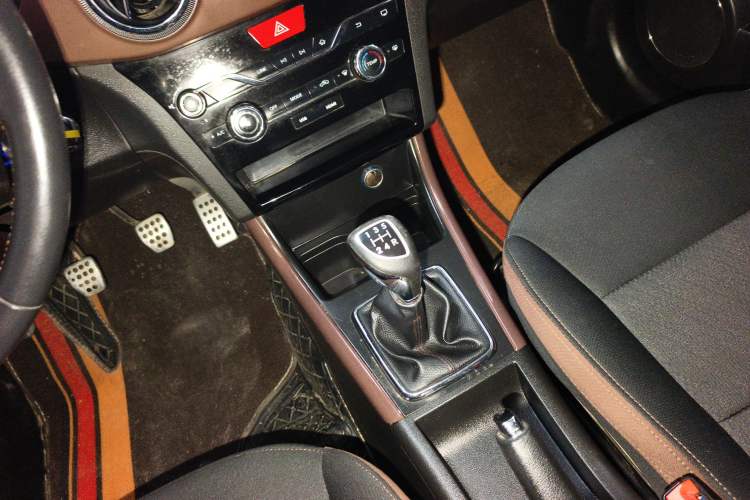 Used BAIC Changhe Q25 2016 1.5L Manual Lehui Edition Gear Lever