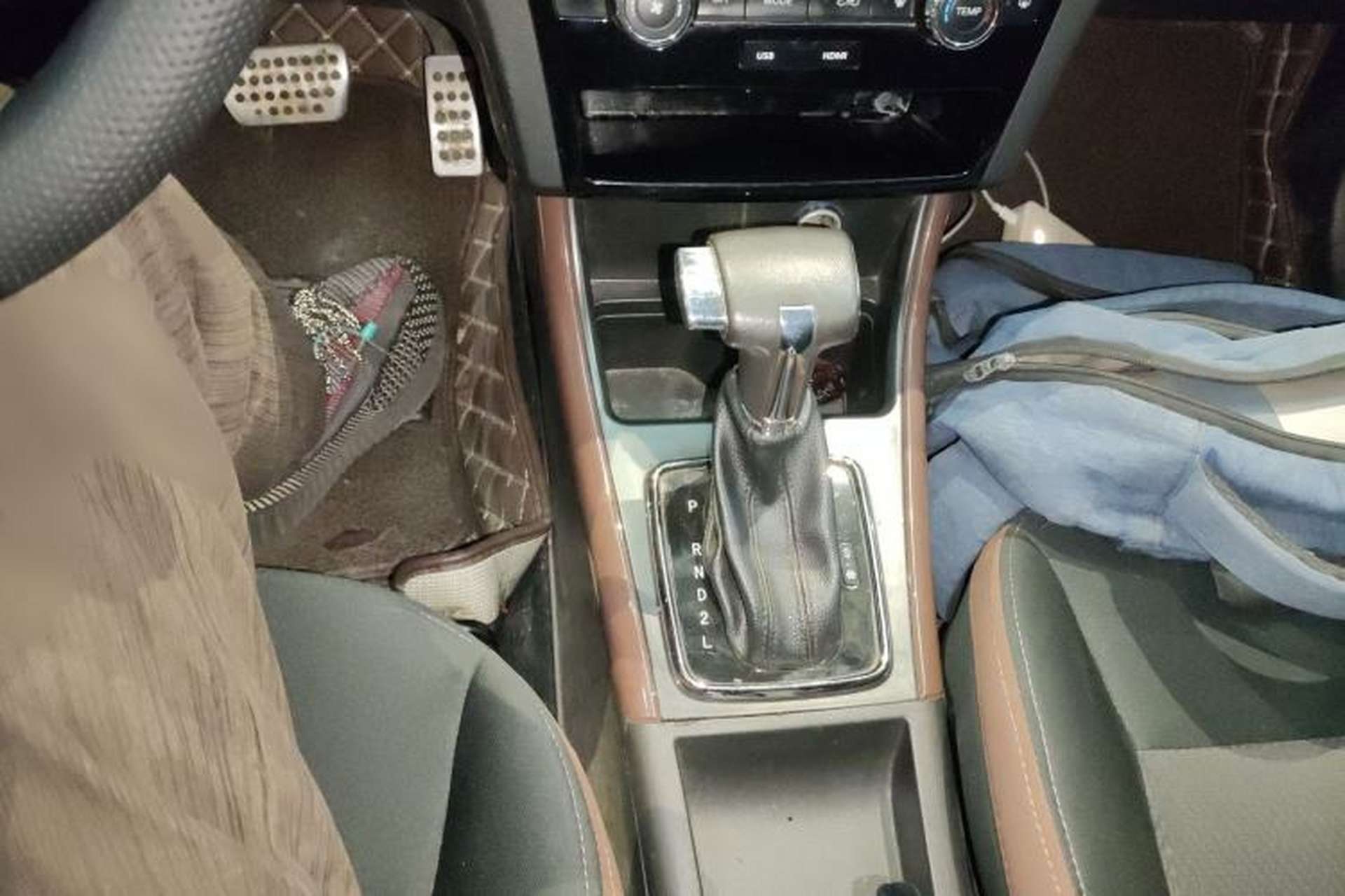 Used BAIC Changhe Q25 2016 1.5L Automatic Lehui Edition Gear Lever