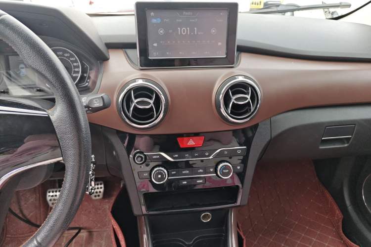 Used BAIC Changhe Q25 2016 1.5L Manual Lehui Edition Audio And AC Panel