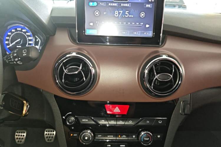 Used BAIC Changhe Q25 2017 1.5L Manual Fun Edition Audio And AC Panel