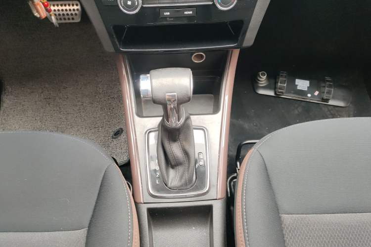 Used BAIC Changhe Q25 2017 1.5L Automatic Lehui Edition Gear Lever
