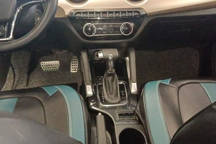 Used BAIC Changhe Q35 2016 1.5L Automatic Cool Edition Gear Lever