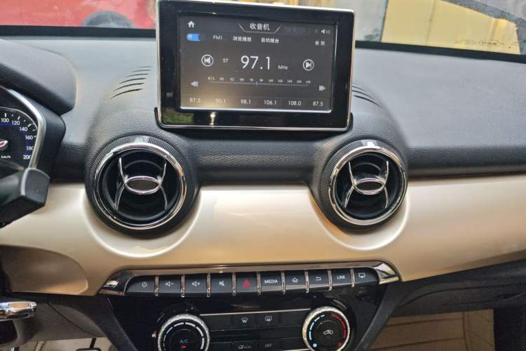 Used BAIC Changhe Q35 2016 1.5L Manual Cool Edition Audio And AC Panel