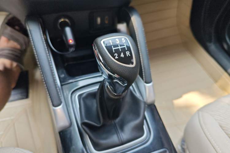 Used BAIC Changhe Q35 2016 1.5L Manual Cool Edition Gear Lever