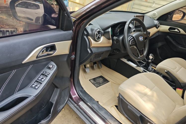 Used BAIC Changhe Q35 2016 1.5L Manual Cool Edition Interior 3