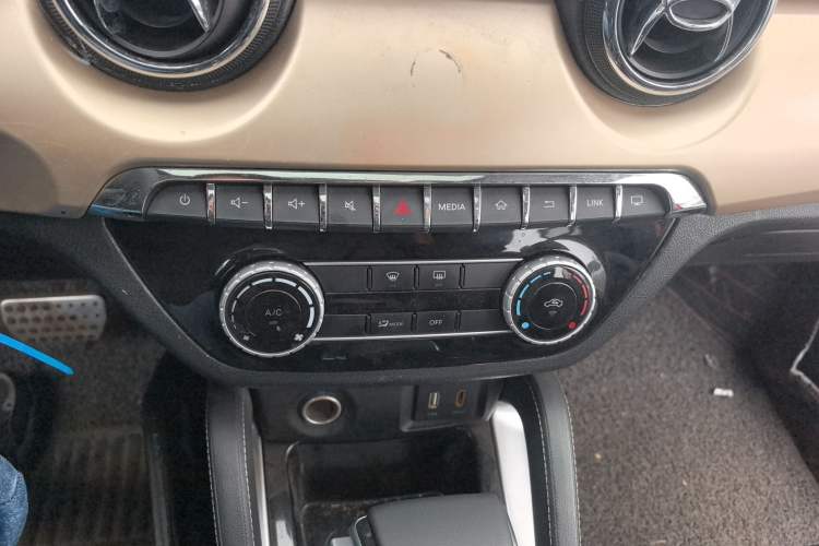 Used BAIC Changhe Q35 2016 1.5L Automatic Smart Edition Audio And AC Panel