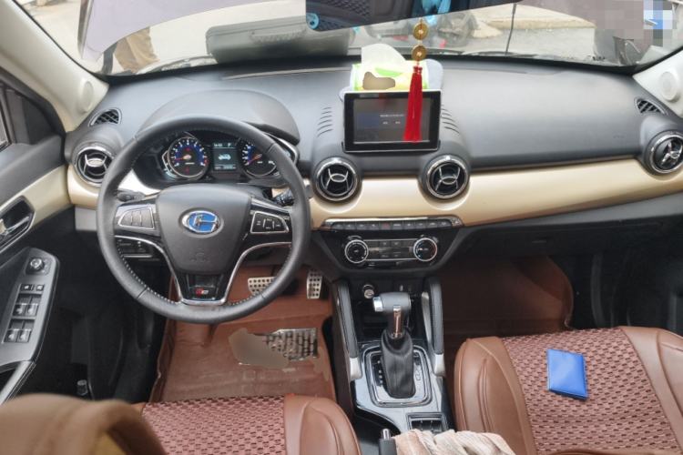 Used BAIC Changhe Q35 2016 1.5L Automatic Cool Edition Center Console