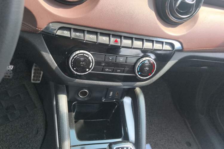 Used BAIC Changhe Q35 2016 1.5L Manual Smart Edition Audio And AC Panel