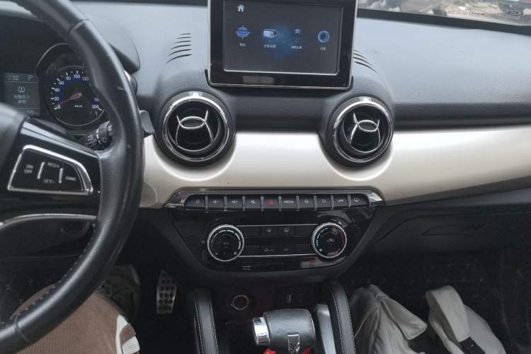 Used BAIC Changhe Q35 2016 1.5L Automatic Smart Edition Audio And AC Panel