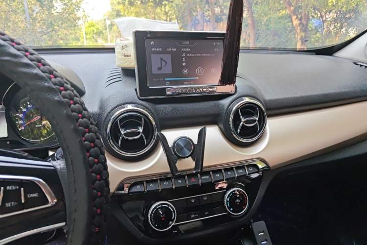Used BAIC Changhe Q35 2016 1.5L Automatic Cool Edition Audio And AC Panel