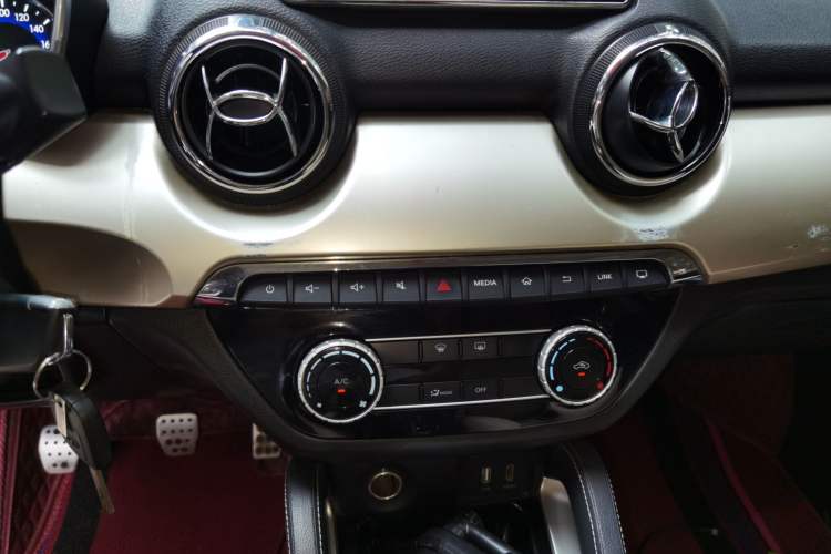 Used BAIC Changhe Q35 2016 1.5L Manual Cool Edition Audio And AC Panel