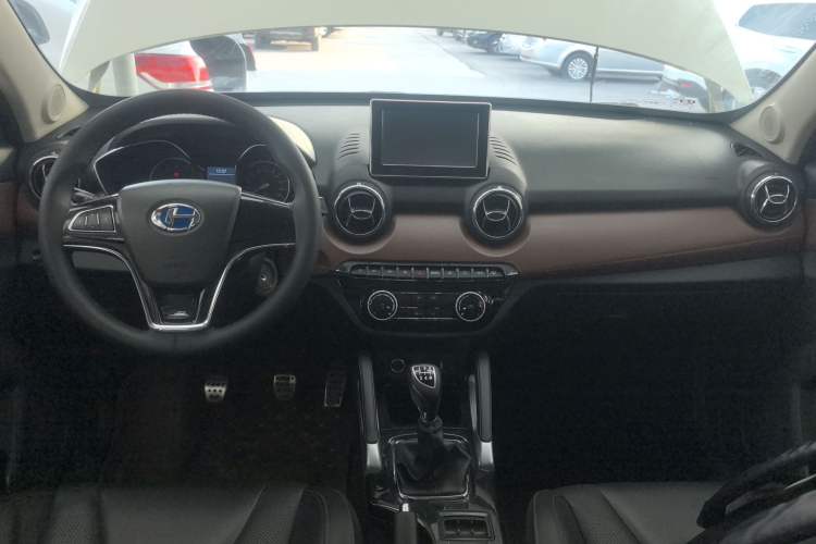 Used BAIC Changhe Q35 2016 1.5L Manual Smart Edition Center Console
