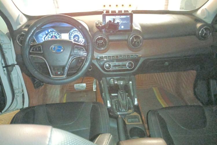 Used BAIC Changhe Q35 2016 1.5L Automatic Smart Edition Center Console