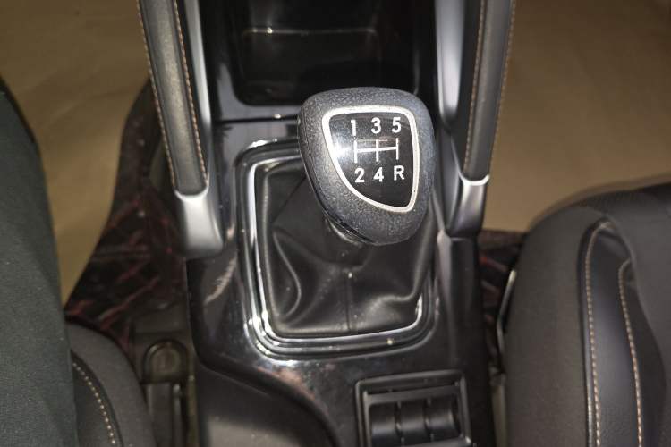 Used BAIC Changhe Q35 2016 1.5L Manual Smart Edition Gear Lever
