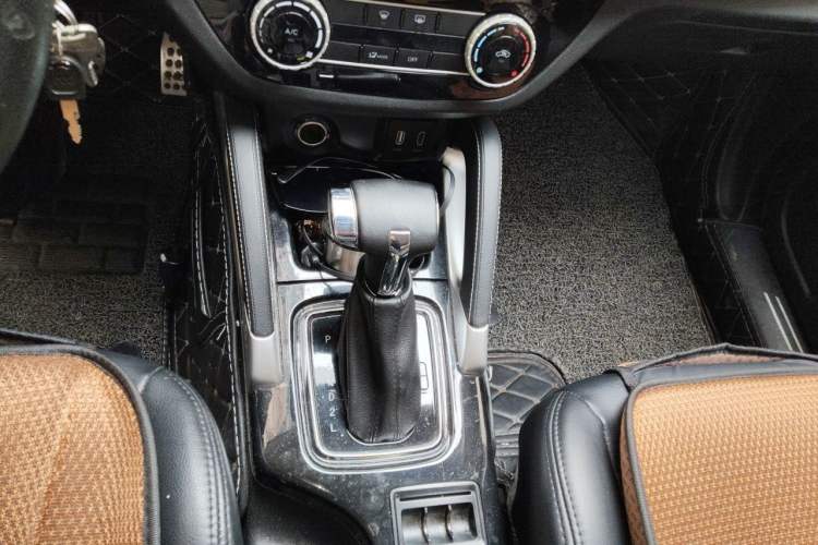 Used BAIC Changhe Q35 2016 1.5L Automatic Cool Edition Gear Lever