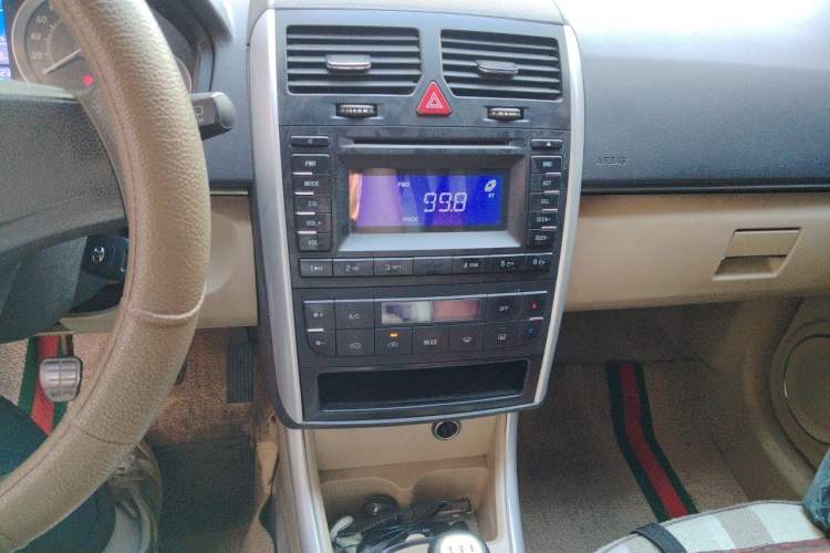 Used BAIC E Series 2012 Hatchback 1.3L Manual Liking Edition Audio And AC Panel
