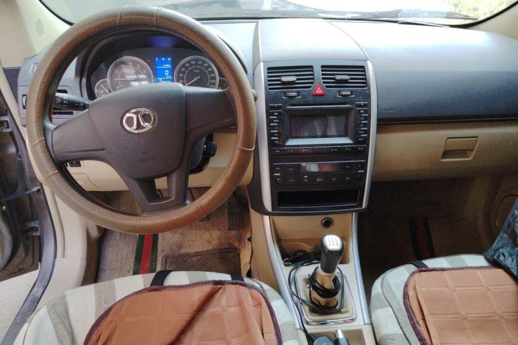 Used BAIC E Series 2012 Hatchback 1.3L Manual Liking Edition Center Console