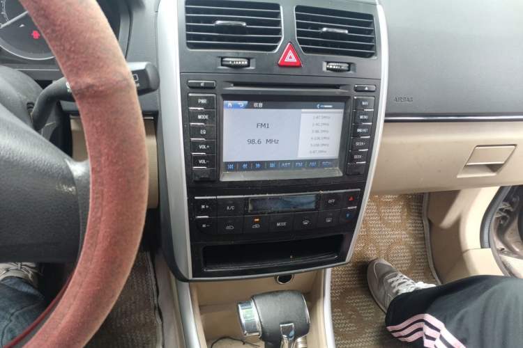 Used BAIC E Series 2012 Hatchback 1.5L Automatic Leshang Version Audio And AC Panel