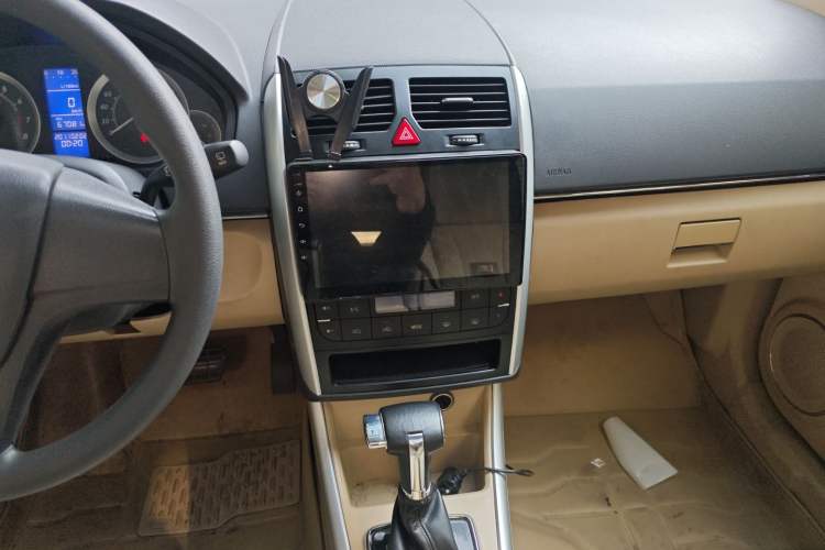 Used BAIC E Series 2012 Hatchback 1.5L Automatic Leshang Version Audio And AC Panel