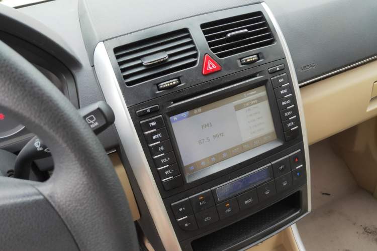 Used BAIC E Series 2012 Hatchback 1.5L Manual Leshang Version Audio And AC Panel